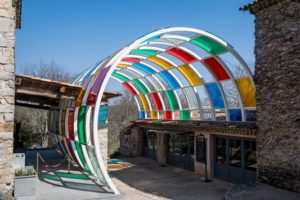 oeuvre de Daniel Buren installée à la commanderie de Peyrassol Photographie Christophe Goussard